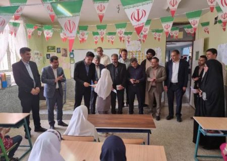 تجلیل از دانش‌آموزان برتر دبستان شهر جدید رامین با حضور مسئولان شهرستان باوی