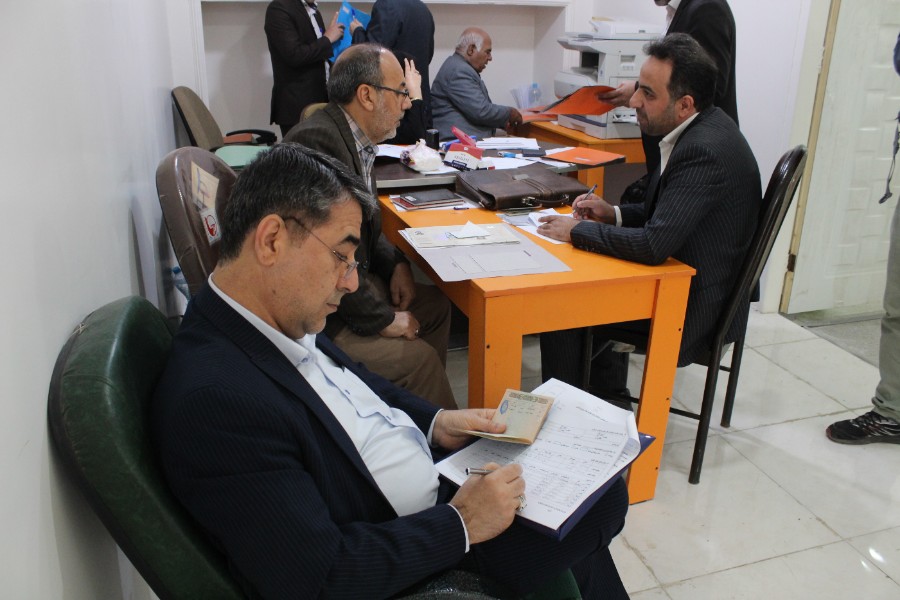 تصاویر ثبت نام دکتر ابراهیم منصورنژاد در یازدهمین دوره انتخابات مجلس شورای اسلامی شهرستان اهواز