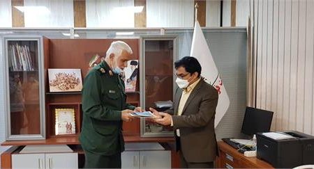تقدیر از مدیر روابط عمومی شرکت فولاد خوزستان