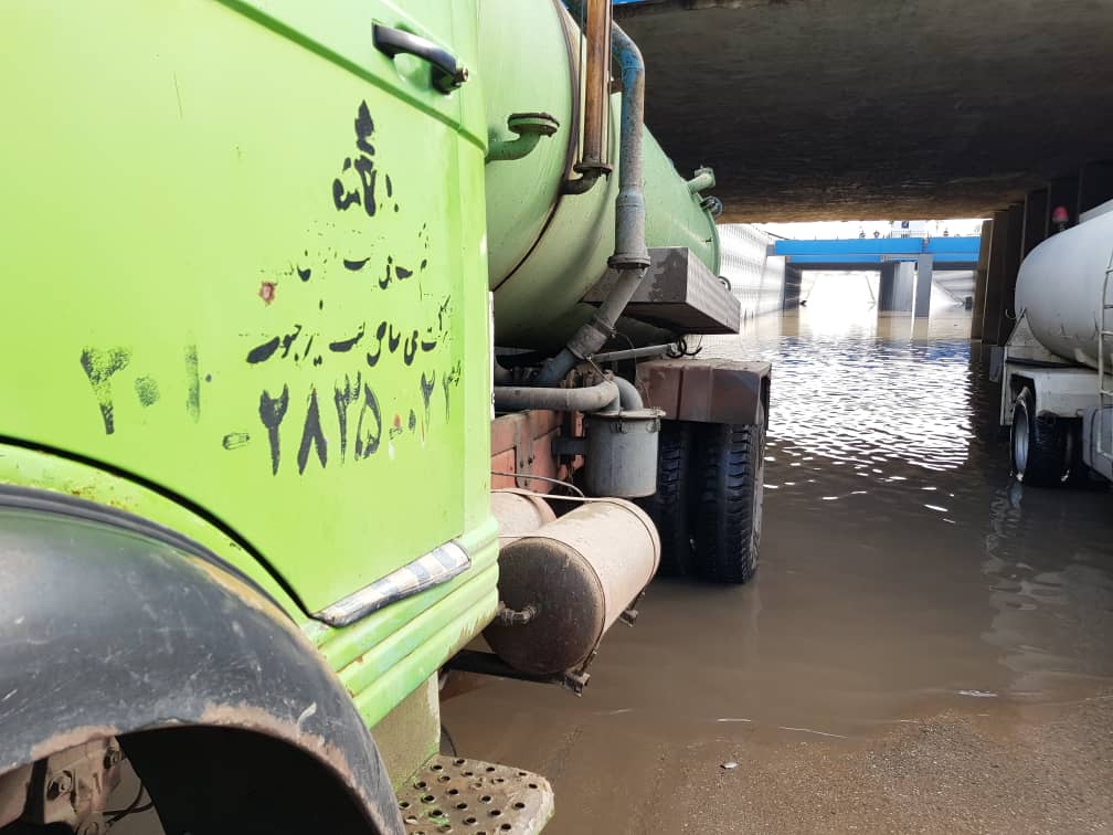 مشارکت شرکت مناطق نفت خیز جنوب در امداد‌رسانی به مناطق دچار آبگرفتگی شهر اهواز