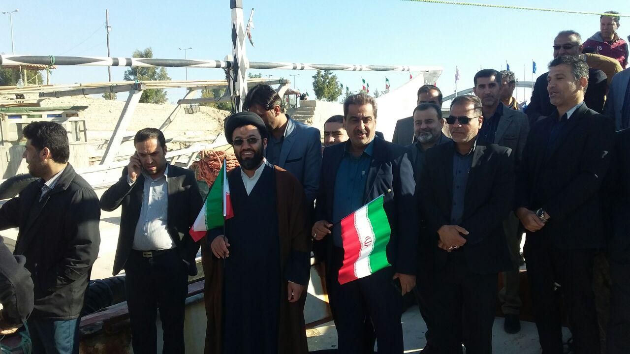 نواختن زنگ انقلاب بر روی شناور در رودخانه زهره هندیجان+ تصاویر
