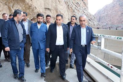 بازدید استاندار و جمعی از مسئولان استانی از وضعیت مهار سیلاب در سد دز