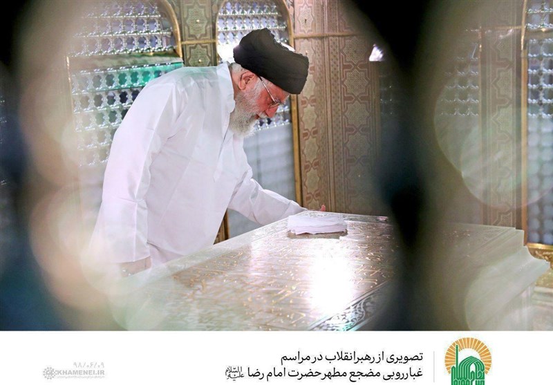غبارروبی مضجع مطهر امام رضا(ع) با حضور امام خامنه‌ای