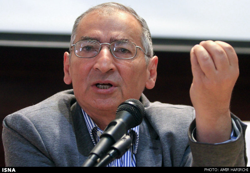 زیباکلام: درگیری با ایران از محبوبیت ترامپ می‌کاهد