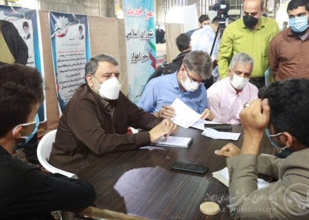 پاسخگویی شهردار و معاون خدمات شهری به شهروندان در میز خدمت نماز جمعه اهواز
