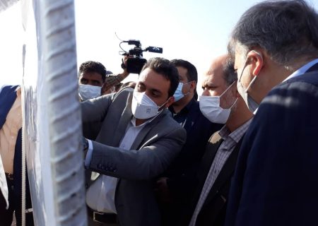وزیر نیرو از  پروژه انتقال آب از کانال چمران به تصفیه خانه کیان آباد بازدید کرد